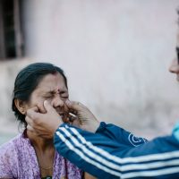 Een arts controleert op symtomen van lepra