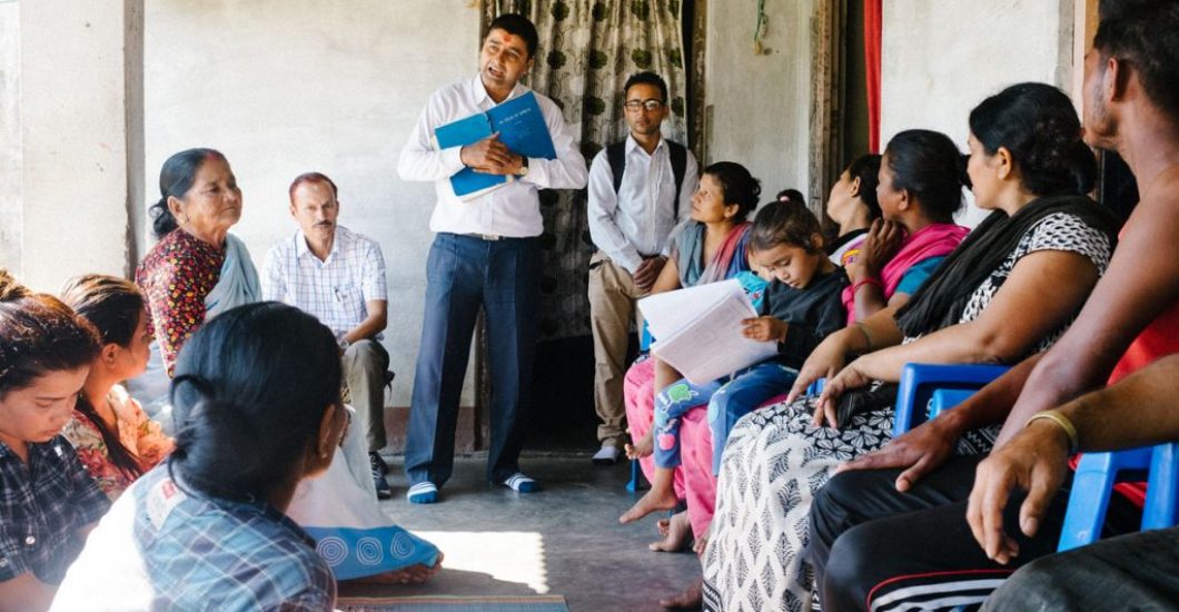 Het lokale team in Nepal geeft in lokale gemeenschappen voorlichting over lepra
