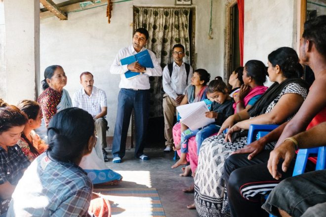Het lokale team in Nepal geeft in lokale gemeenschappen voorlichting over lepra