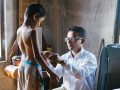 Arts onderzoekt een kind op symptomen van lepra            