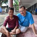 Vrijwilliger Peter Euser in een leprakolonie in Vietnam        