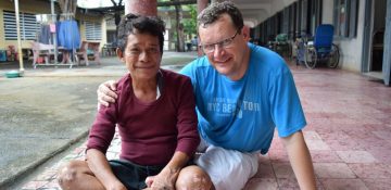 Vrijwilliger Peter Euser in een leprakolonie in Vietnam                