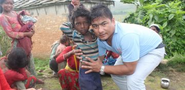 Labhi Shakya aan het werk in het veld                