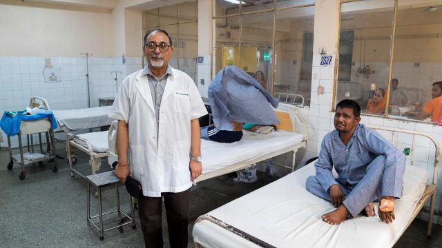 Dokter Batcharya in het ziekenhuis