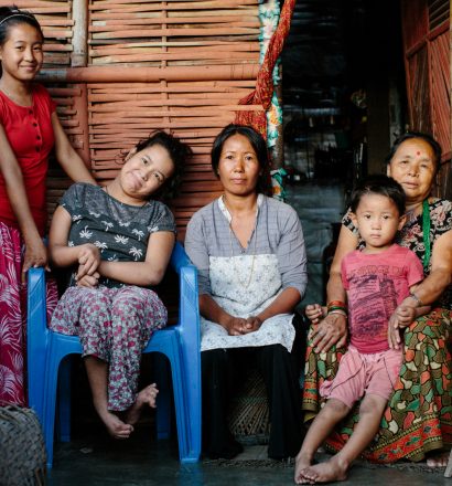Een Nepalese familie op het stoepje voor hun huis