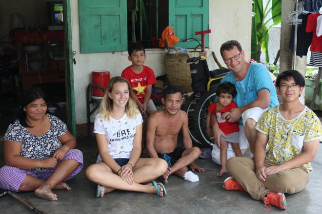 Peter Euser samen met leerlingen op bezoek bij familie met lepra in Vietnam