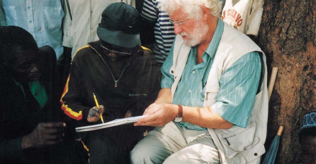 Jan Kruis tekent samen met de lokale bevolking van Mozambique