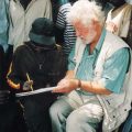 Jan Kruis tekent samen met de lokale bevolking van Mozambique        
