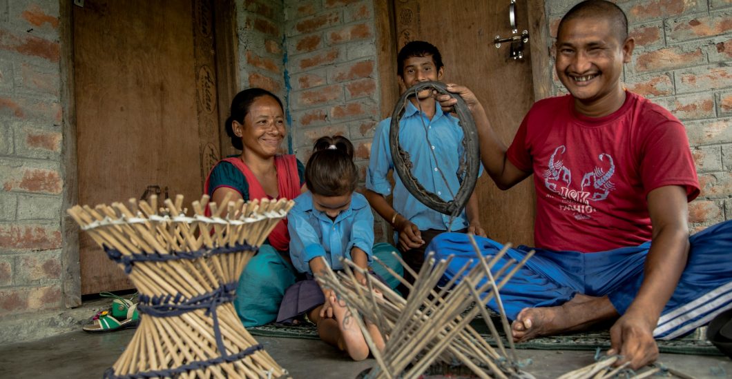 Gopal maakt krukjes van bamboe