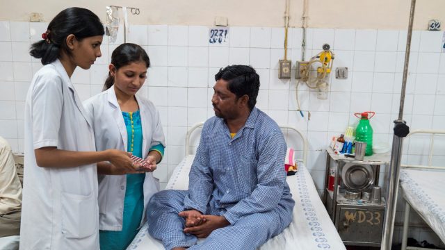 Lokale dokter geven uitleg over de behandeling tegen lepra