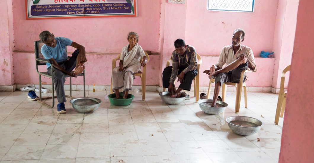 Leden van een zelfzorggroep in India verzorgen hun voeten